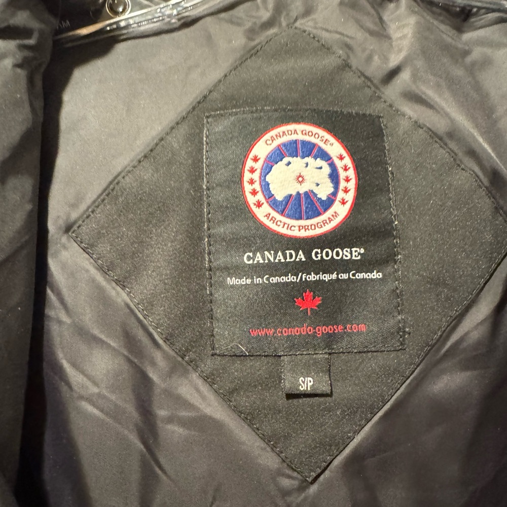 Canada Goose Shelburne Parka #2
Removable coyote fur ruff on hood. - Picture 5 of 12